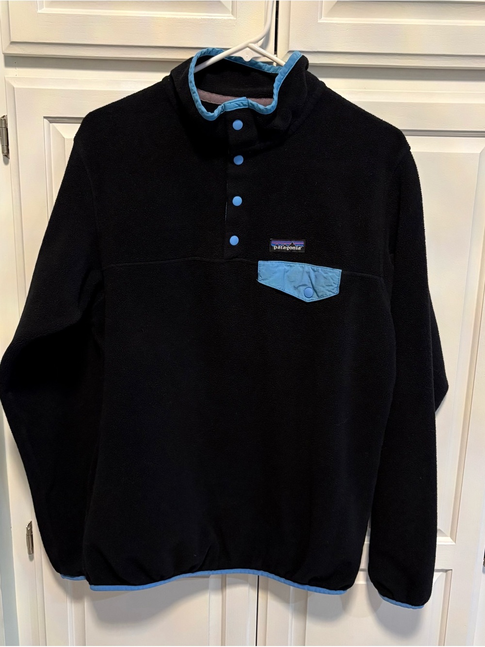 Patagonia women’s Synchilla Snap-T Pullover Fleece - black/blue - Large - flawed